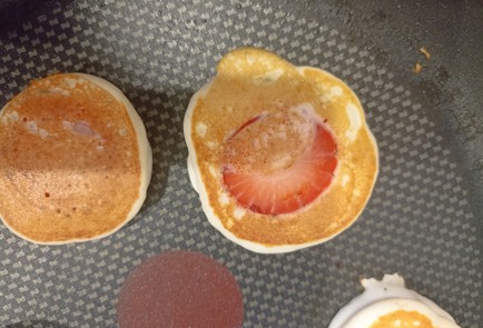 Фото шага рецепта Клубничные блинчики на завтрак для любимой к 14 февраля 191276 шаг 9