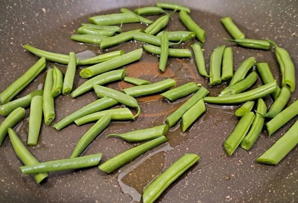 Фото шага рецепта Завтрак из лаваша со спаржевой фасолью 189974 шаг 2