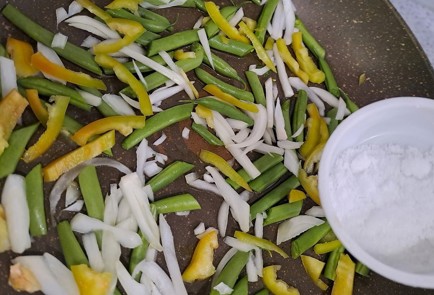 Фото шага рецепта Завтрак из лаваша со спаржевой фасолью 189974 шаг 5