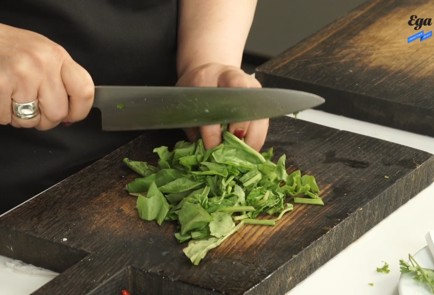 Фото шага рецепта Зеленая шакшука 125528 шаг 1  