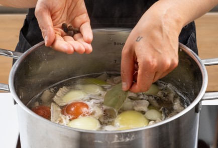 Фото шага рецепта Зеленые щи с хеком 186380 шаг 5  