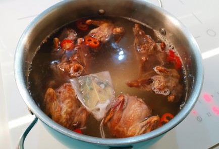 Фото шага рецепта Зеленые щи с перепелкой 191405 шаг 5  