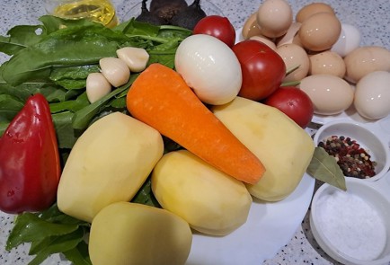 Фото шага рецепта Зеленый борщ на курином бульоне со свеклой 190328 шаг 1  