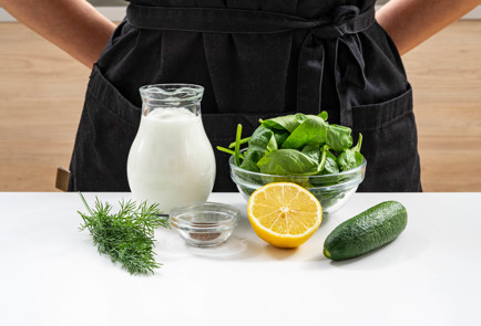 Фото шага рецепта Зеленый смузи с огурцом и шпинатом 189506 шаг 1  