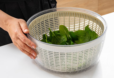 Фото шага рецепта Зеленый смузи с огурцом и шпинатом 189506 шаг 2  