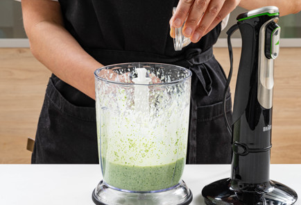 Фото шага рецепта Зеленый смузи с огурцом и шпинатом 189506 шаг 7  