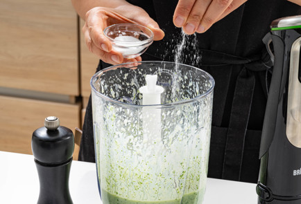 Фото шага рецепта Зеленый смузи с огурцом и шпинатом 189506 шаг 8  