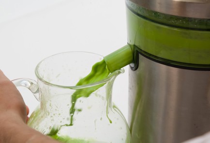 Фото шага рецепта Зеленый смузи со шпинатом и ананасом 80081 шаг 2  