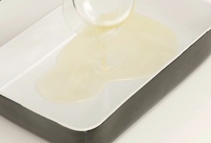 Фото шага рецепта Сосиски в кляре Жаба в норке 125294 шаг 2  