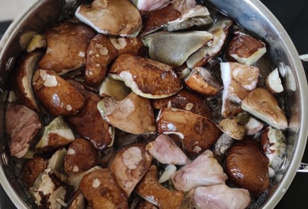 Фото шага рецепта Жареха с лесными грибами 174560 шаг 5  