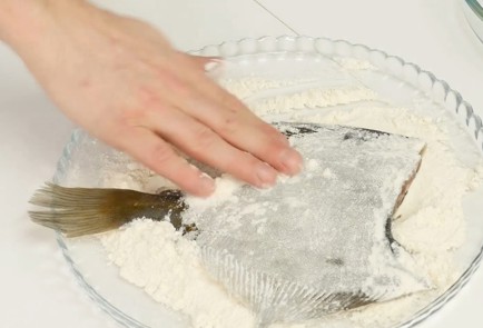 Фото шага рецепта Жареная камбала со сливочным маслом 53038 шаг 3