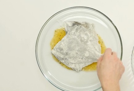 Фото шага рецепта Жареная камбала со сливочным маслом 53038 шаг 4