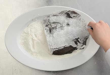 Фото шага рецепта Жареная камбала 50593 шаг 2