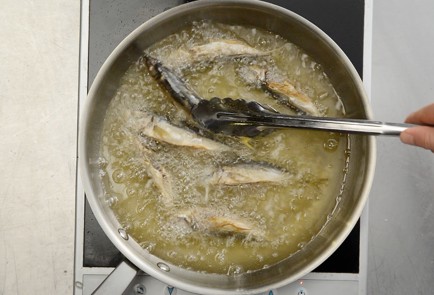 Фото шага рецепта Жареная ставрида 50465 шаг 3  