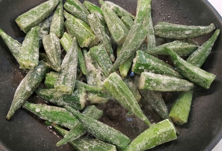 Фото шага рецепта Жареная бамия в чесночном соусе 173423 шаг 2  