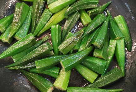 Фото шага рецепта Жареная бамия в чесночном соусе 173423 шаг 6  