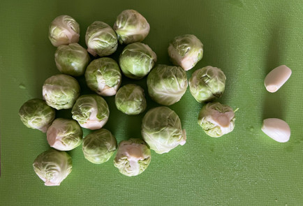 Фото шага рецепта Жареная брюссельская капуста с чесноком 151550 шаг 1  