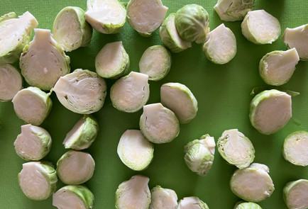 Фото шага рецепта Жареная брюссельская капуста с чесноком 151550 шаг 2  