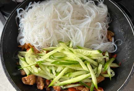 Фото шага рецепта Жареная фунчоза 186529 шаг 13  