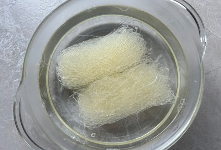 Фото шага рецепта Жареная фунчоза 186529 шаг 2  