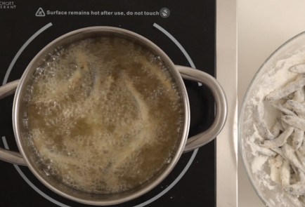 Фото шага рецепта Жареная хамса 69615 шаг 2  