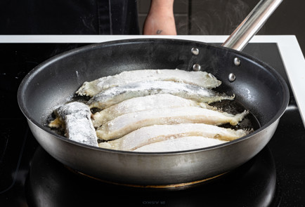 Фото шага рецепта Жареная камбала покорейски 191138 шаг 5  