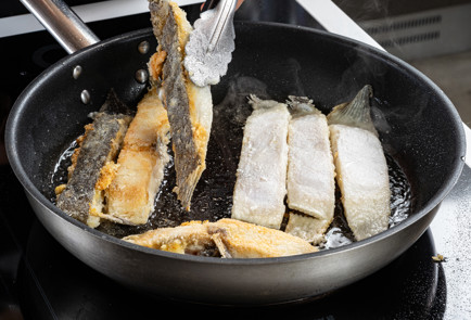 Фото шага рецепта Жареная камбала покорейски 191138 шаг 6  