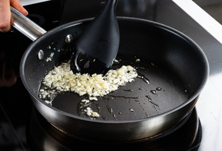 Фото шага рецепта Жареная камбала покорейски 191138 шаг 7  