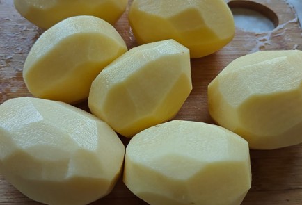 Фото шага рецепта Жареная картошка с чесноком и зеленью 189901 шаг 1  