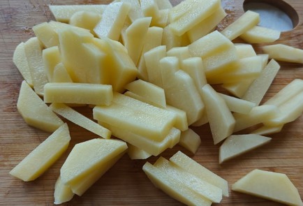 Фото шага рецепта Жареная картошка с чесноком и зеленью 189901 шаг 2  