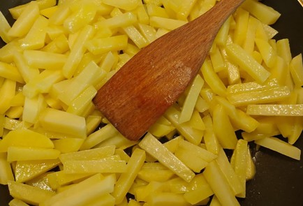 Фото шага рецепта Жареная картошка с чесноком и зеленью 189901 шаг 4  