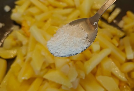 Фото шага рецепта Жареная картошка с чесноком и зеленью 189901 шаг 6  