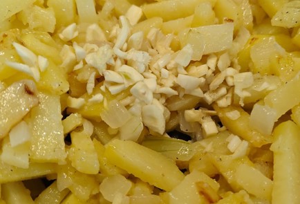 Фото шага рецепта Жареная картошка с чесноком и зеленью 189901 шаг 9  