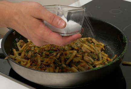 Фото шага рецепта Жареная картошка с грибами 139941 шаг 4  