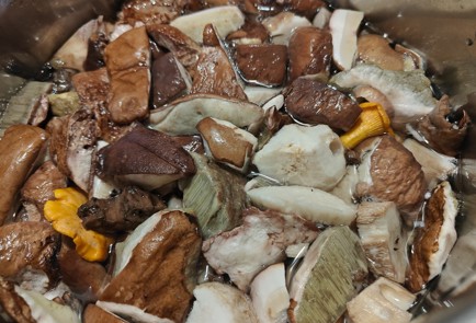 Фото шага рецепта Жареная картошка с лесными грибами 187266 шаг 4  