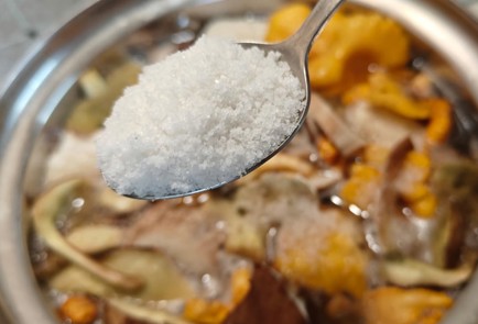 Фото шага рецепта Жареная картошка с лисичками 190177 шаг 1  