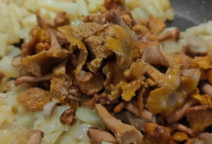 Фото шага рецепта Жареная картошка с лисичками 190177 шаг 11  