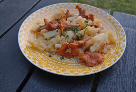 Фото шага рецепта Жареная картошка с лисичками 190177 шаг 12  