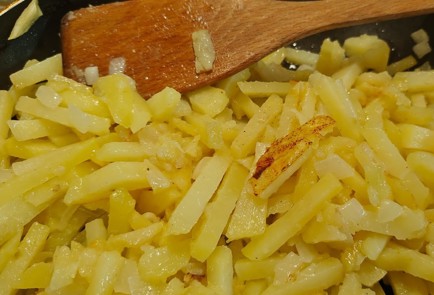 Фото шага рецепта Жареная картошка с лисичками 190177 шаг 6  