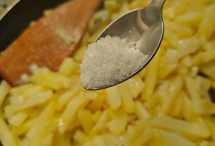 Фото шага рецепта Жареная картошка с лисичками 190177 шаг 7  