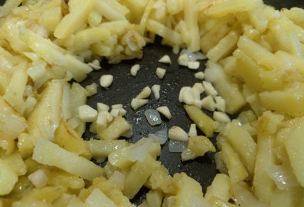 Фото шага рецепта Жареная картошка с лисичками 190177 шаг 9  