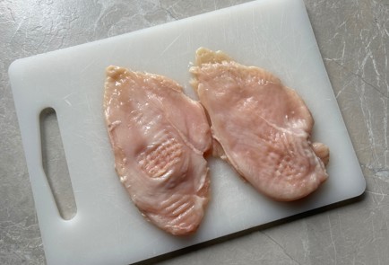 Фото шага рецепта Жареная куриная грудка 189756 шаг 2  