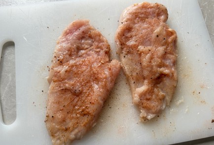 Фото шага рецепта Жареная куриная грудка 189756 шаг 6  