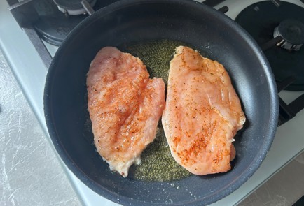 Фото шага рецепта Жареная куриная грудка 189756 шаг 8  
