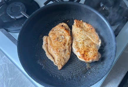 Фото шага рецепта Жареная куриная грудка 189756 шаг 9  