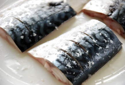 Фото шага рецепта Жареная скумбрия 139765 шаг 2  