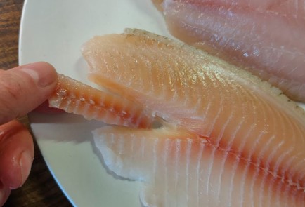 Фото шага рецепта Жареная тилапия 191475 шаг 2  