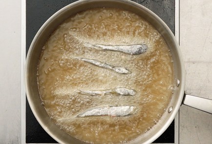 Фото шага рецепта Жареные бычки 50983 шаг 4  