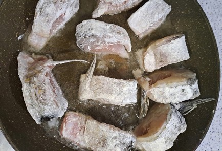 Фото шага рецепта Жареная щука с зеленым луком 189560 шаг 7  