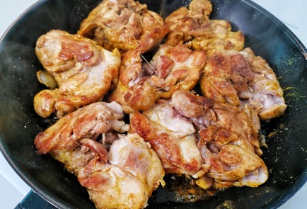 Фото шага рецепта Жареное филе куриного бедра карримасала 151210 шаг 8  